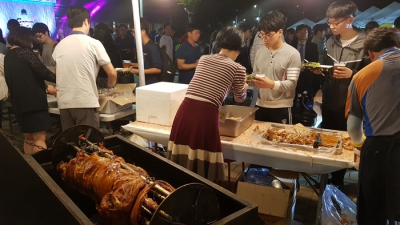 사진 한컷: 돼지 세 마리, 맥주 500잔 쏜 기숙사 관장님 “최고예요”