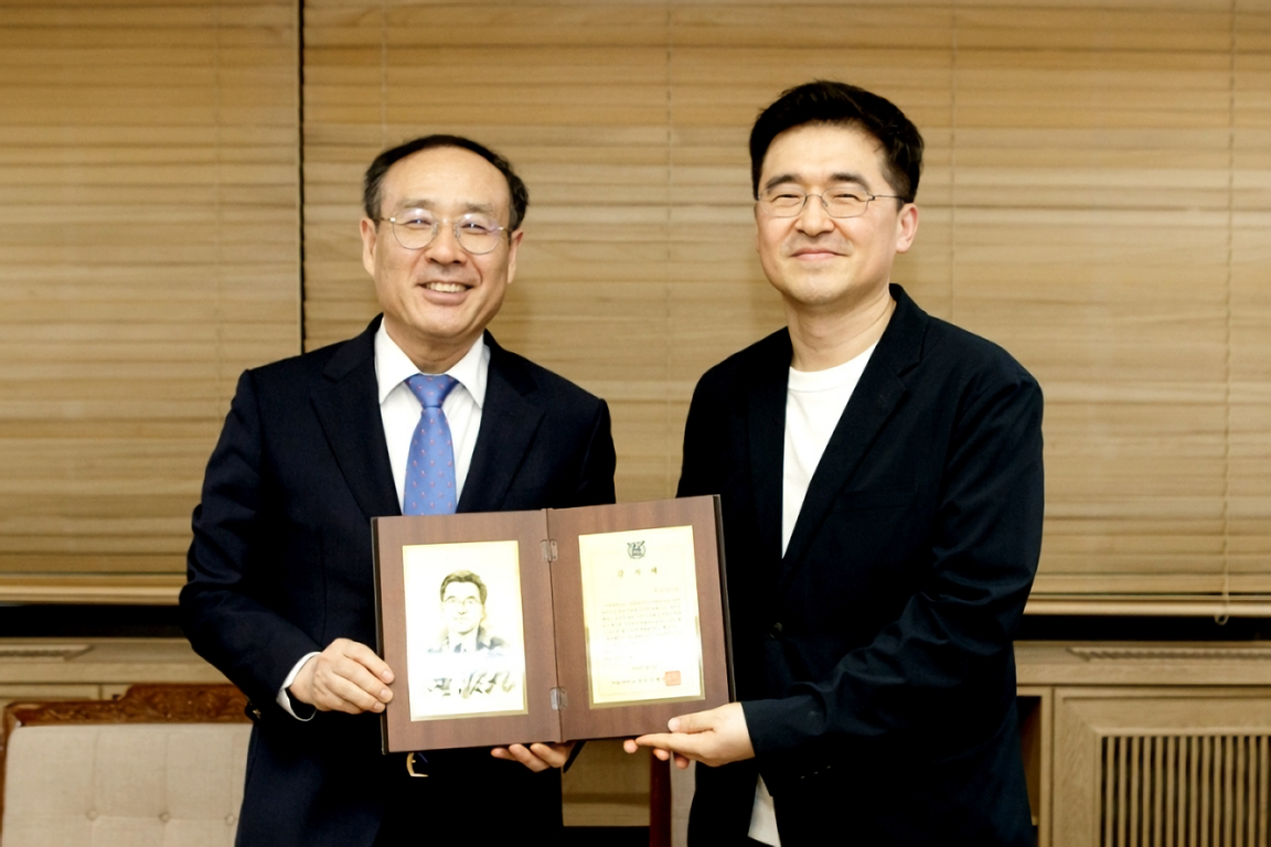 최규훈(오른쪽) 동문이 발전기금 1억원을 쾌척하고 오세정 총장으로부터 감사패를 받았다.