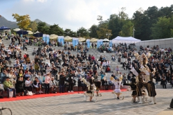 울긋불긋 2000여 동문…훌쩍 큰 홈커밍데이