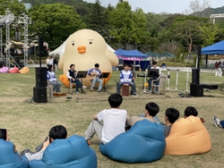 신입생들 “봄 축제로 동기들과 친해졌어요”