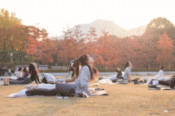 캠퍼스 걷고, 잔디광장서 요가하고…‘건강샤인데이’
