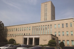 옛 공대 늪에는 분수대, 사대 횃불 청년상은 관악으로