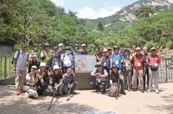 ‘인왕제색도’의 그 산 둘레길 동문 함께 걸었다