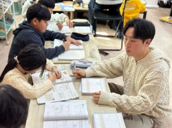 “다음 방학에도 올게” 약속 지키러 13년 섬 찾는 한의사